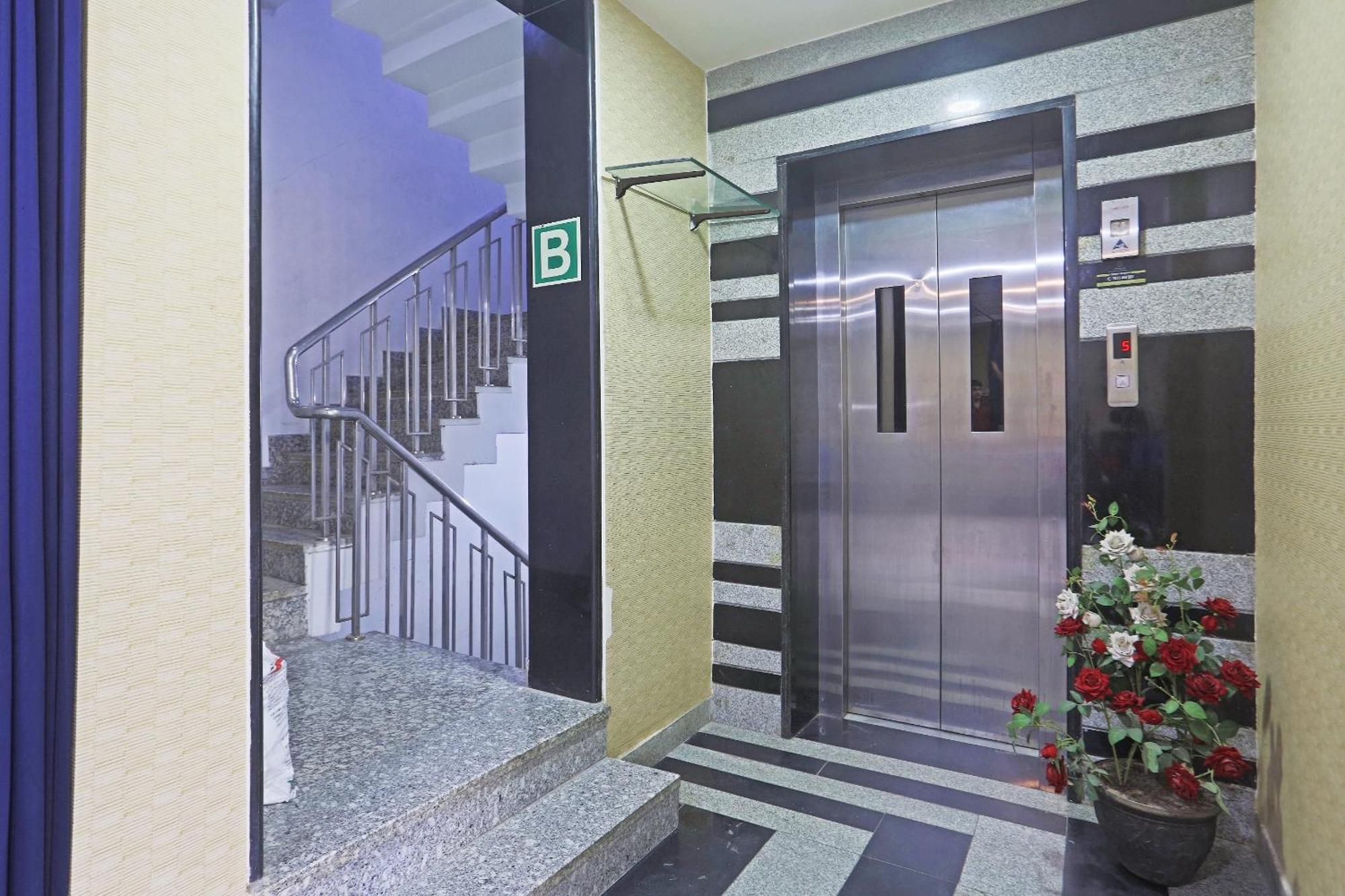 Hotel Aerostar Gold - Opposite Max Healthcare 德里 外观 照片