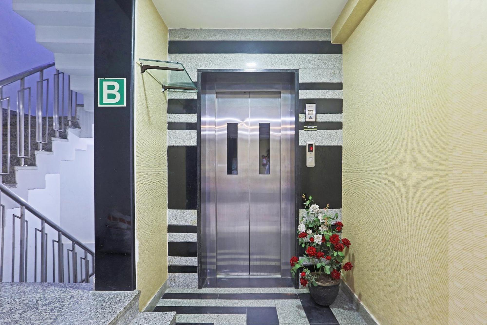 Hotel Aerostar Gold - Opposite Max Healthcare 德里 外观 照片